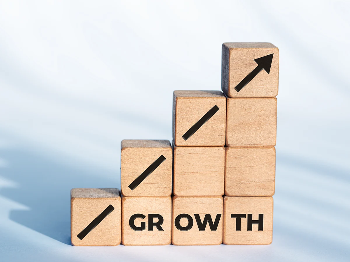 신뢰를 기반으로 매출과 성과가 성장하는 모습을 표현한 이미지